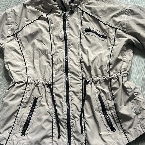 Women’s Light Rain Utility Jacket - Picture 2 of 6